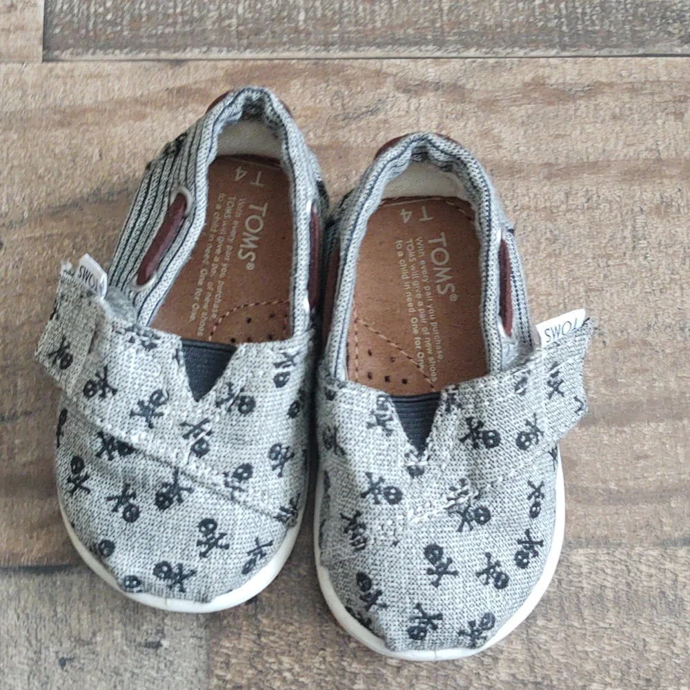Toms Bimini Chambray Skulls Gray sz 4 Toddler